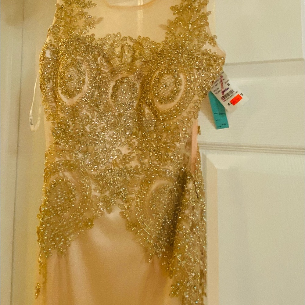 Gown SIZE 8 - Picture 2 of 4